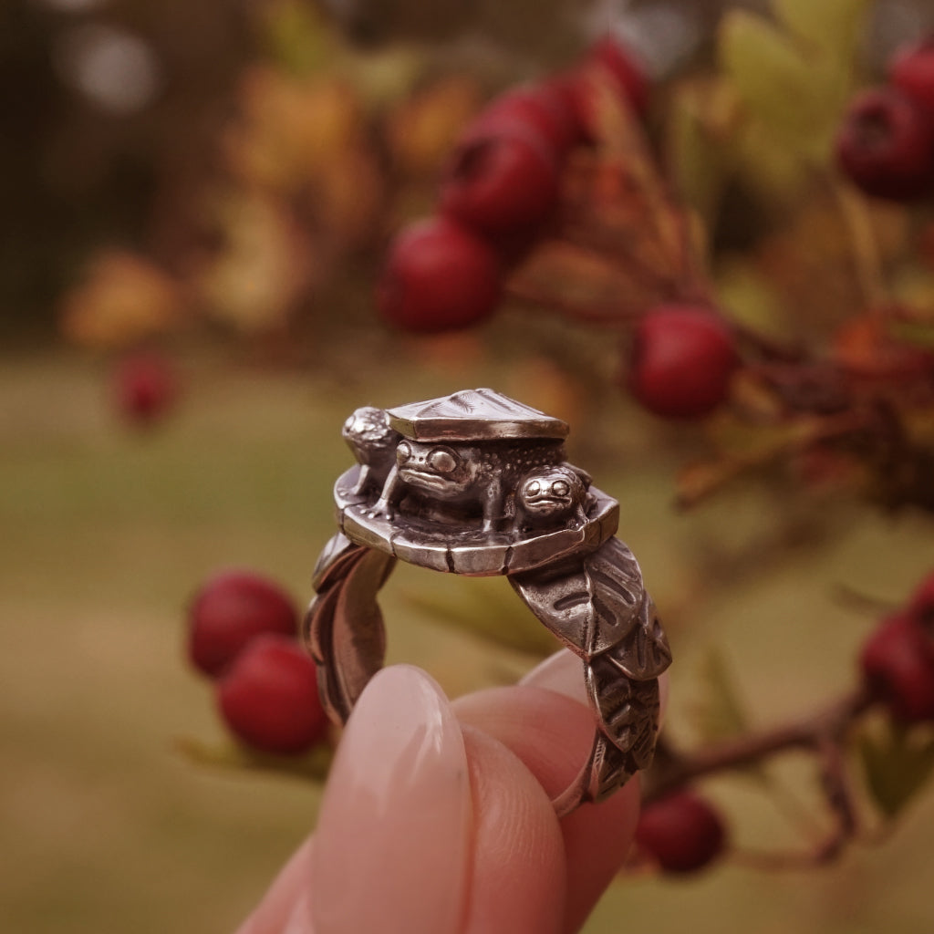 Keiko Bee Rain Frog Ring